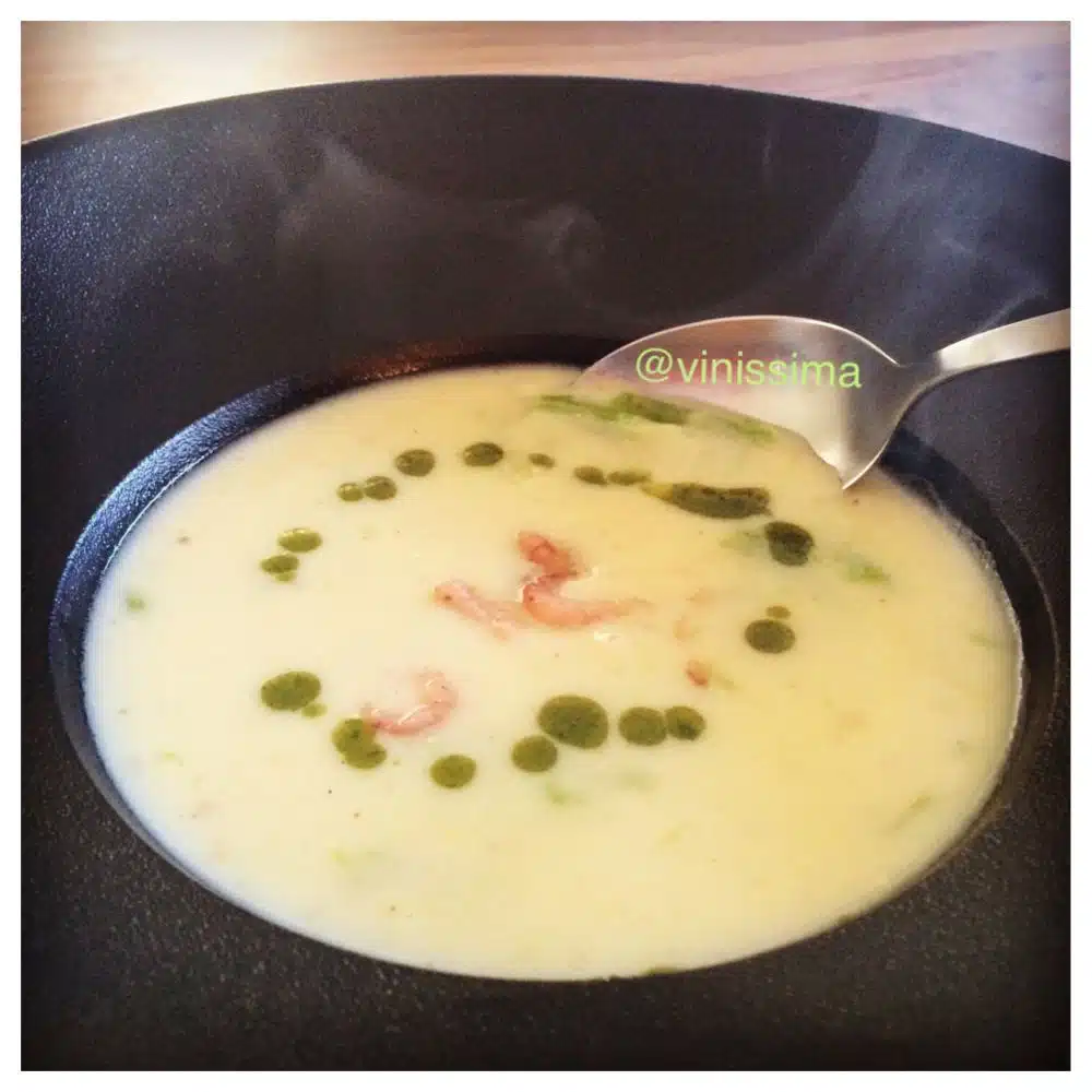 Aspergesoep met basilicumolie en Hollandse garnaaltjes