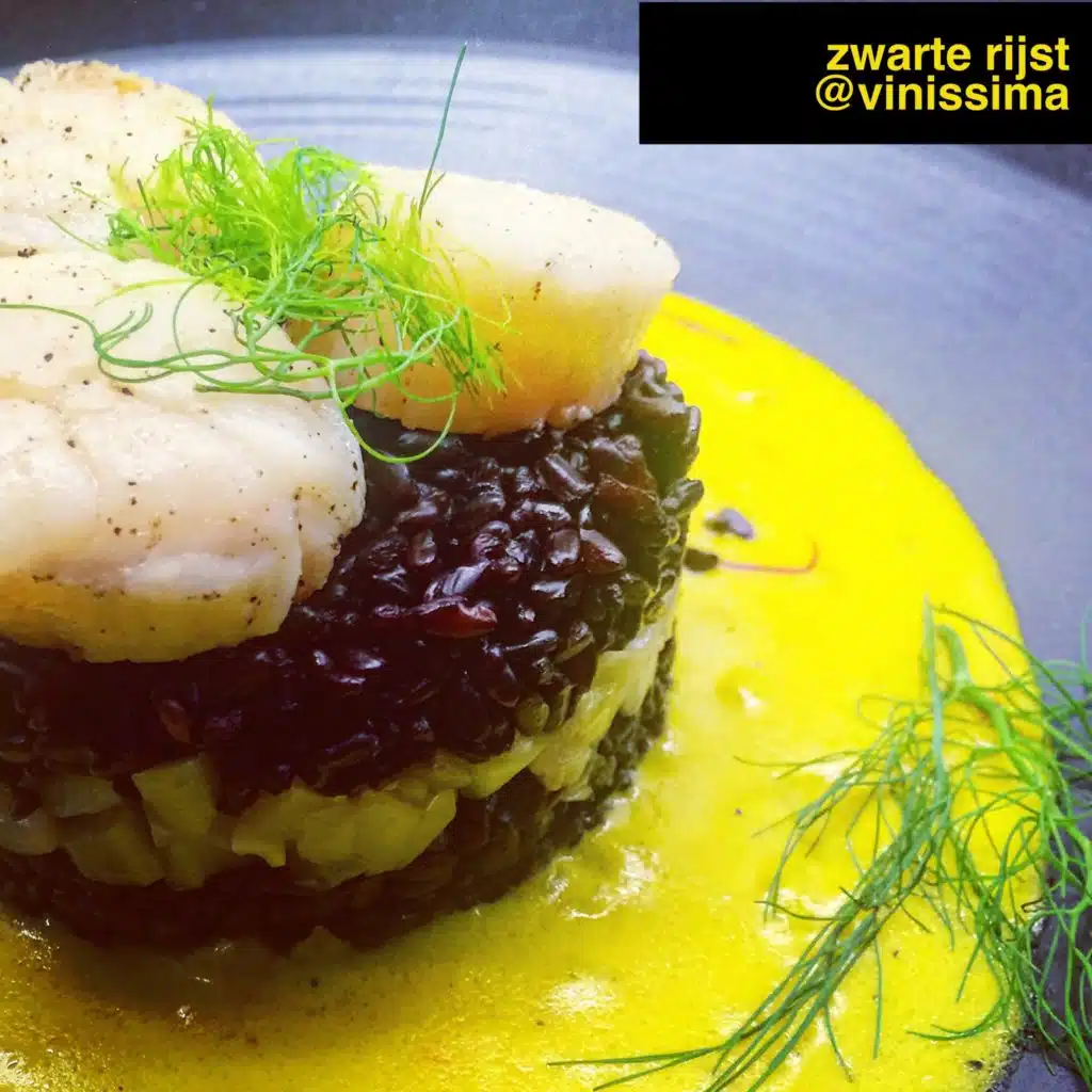 Zwarte Venus-rijst (riso nero venere) met coquilles