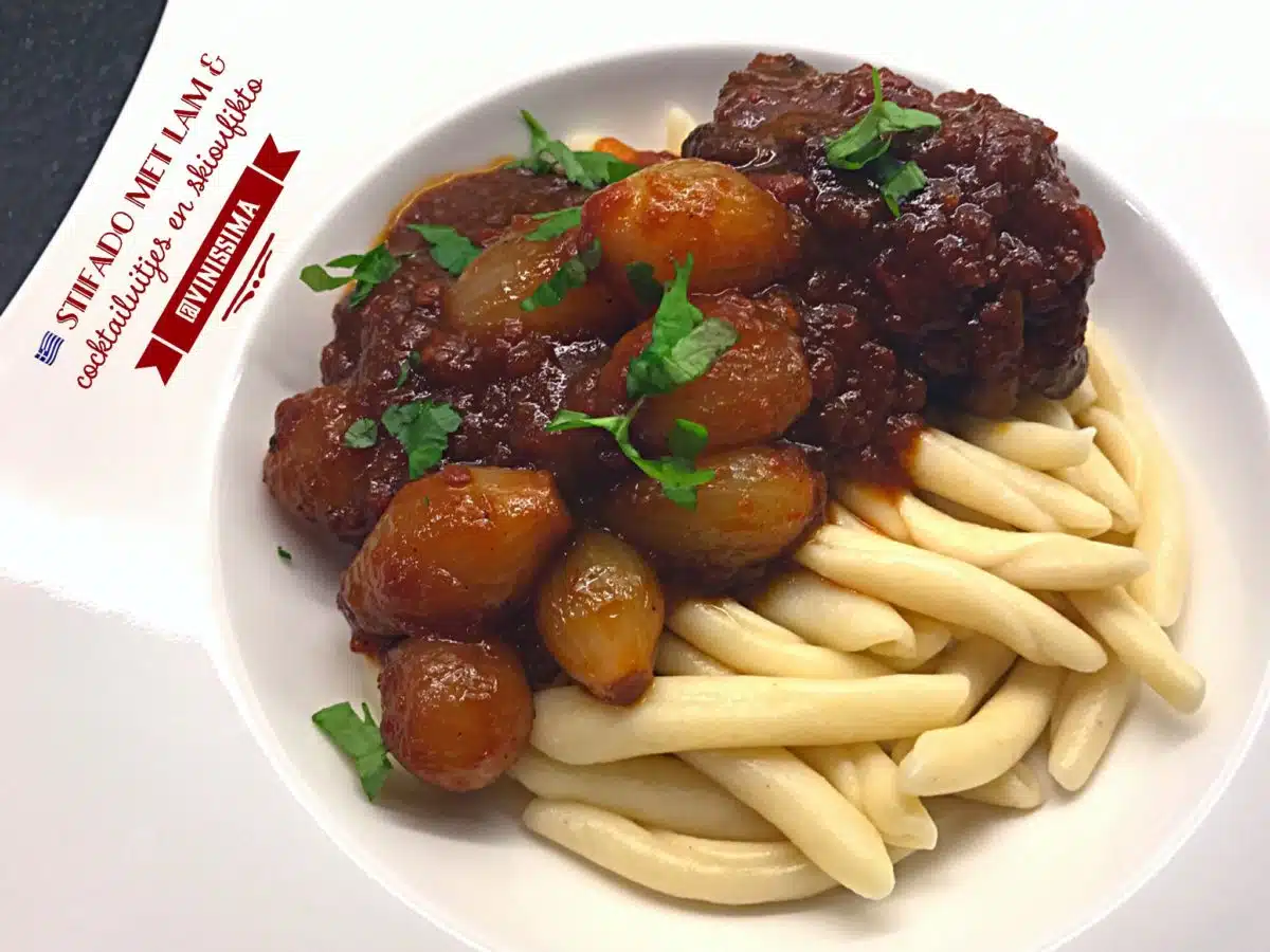 Griekse stifado met lam en cocktailuitjes