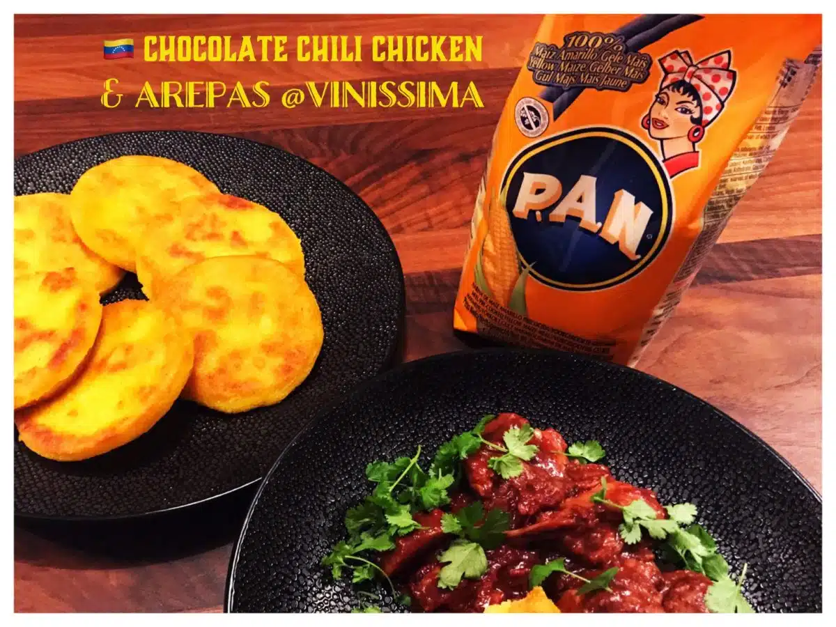 Venezuelaanse chocolade-chili kip met arepas