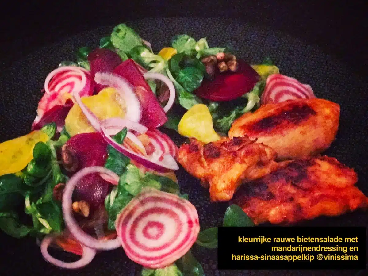 rauwe bietensalade met harissa-sinaasappelkip