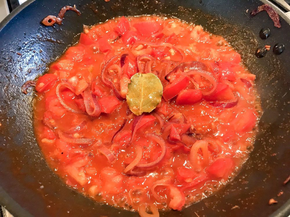 Portugese garnalen met ui en tomaat