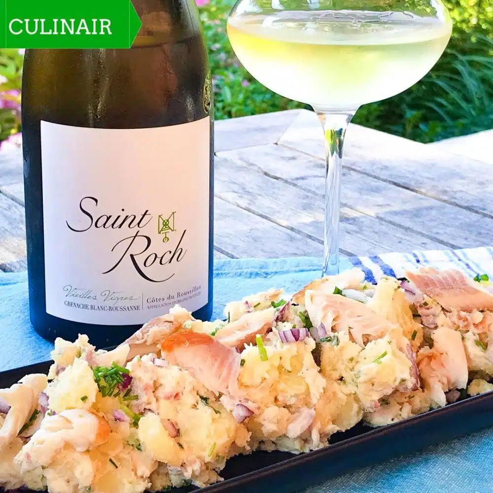 Zomerse salade van aardappel en gerookte forel