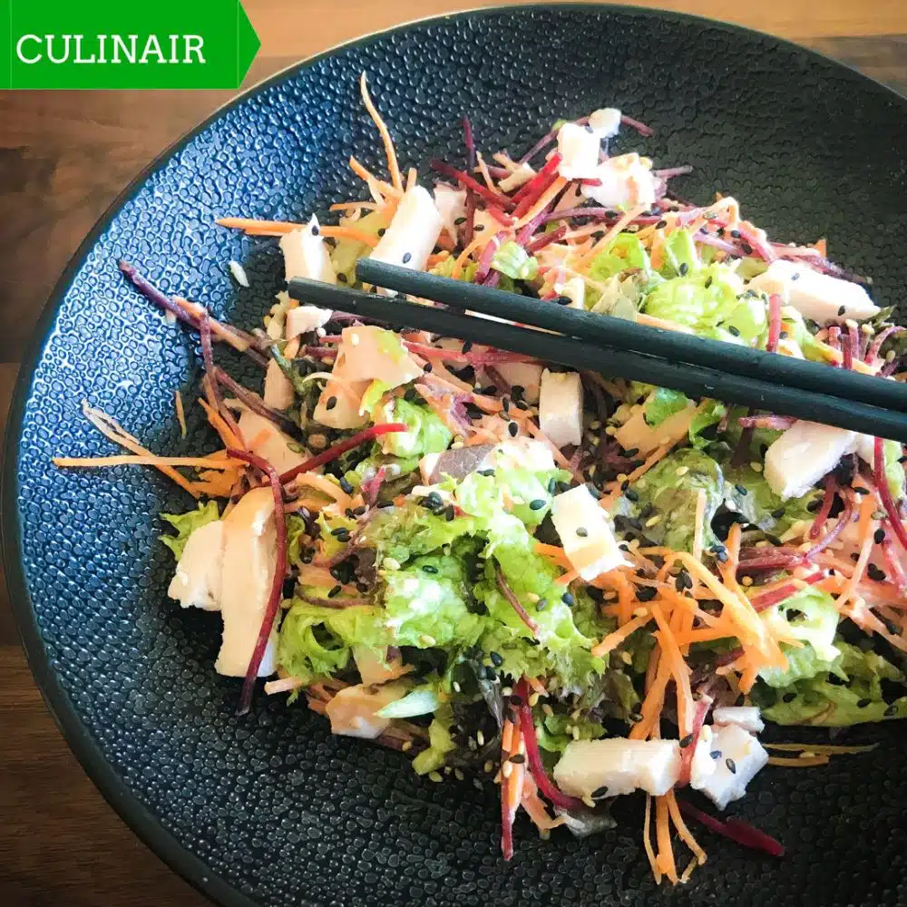 Aziatische salade met gerookte kip en sesamdressing