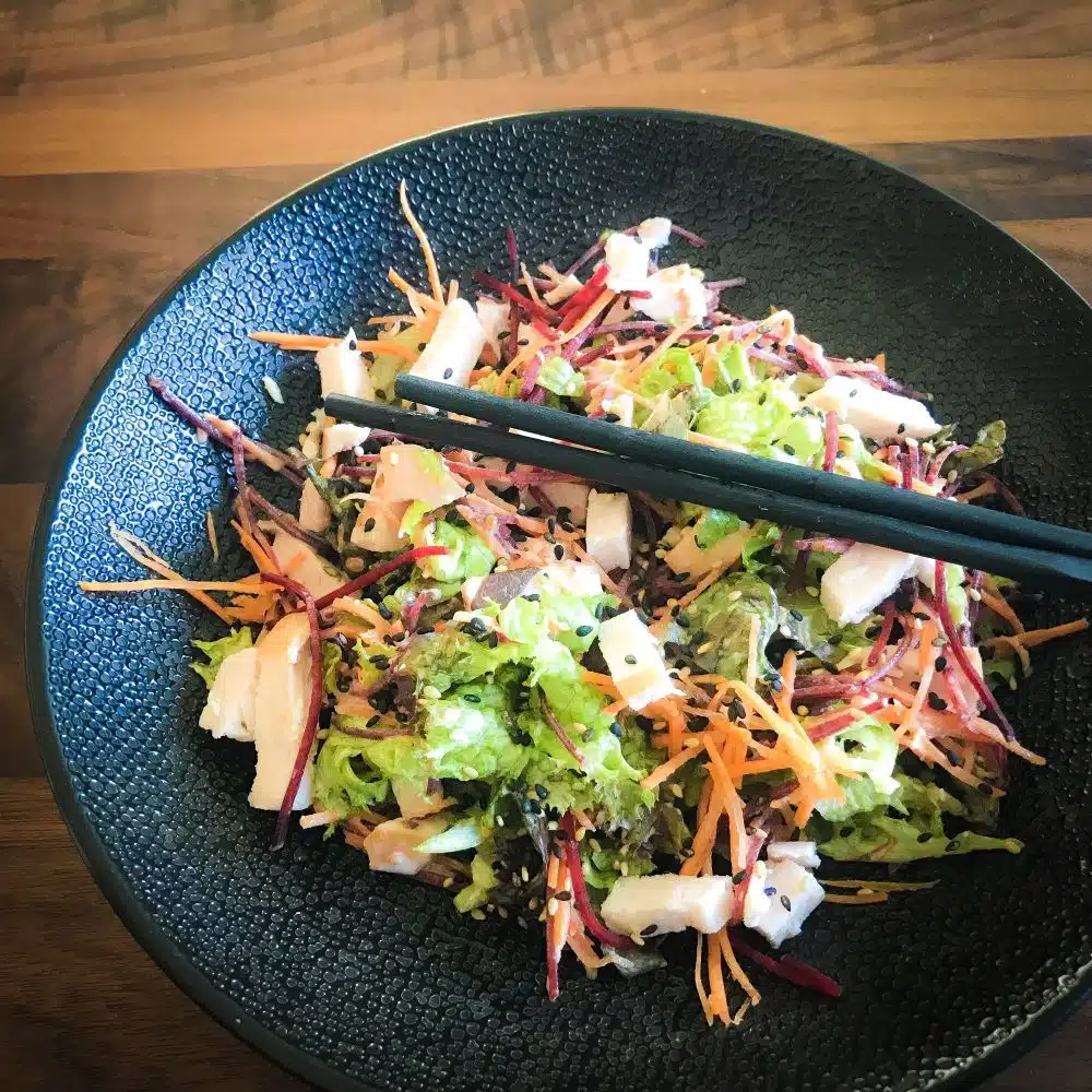 Aziatische salade met gerookte kipfilet