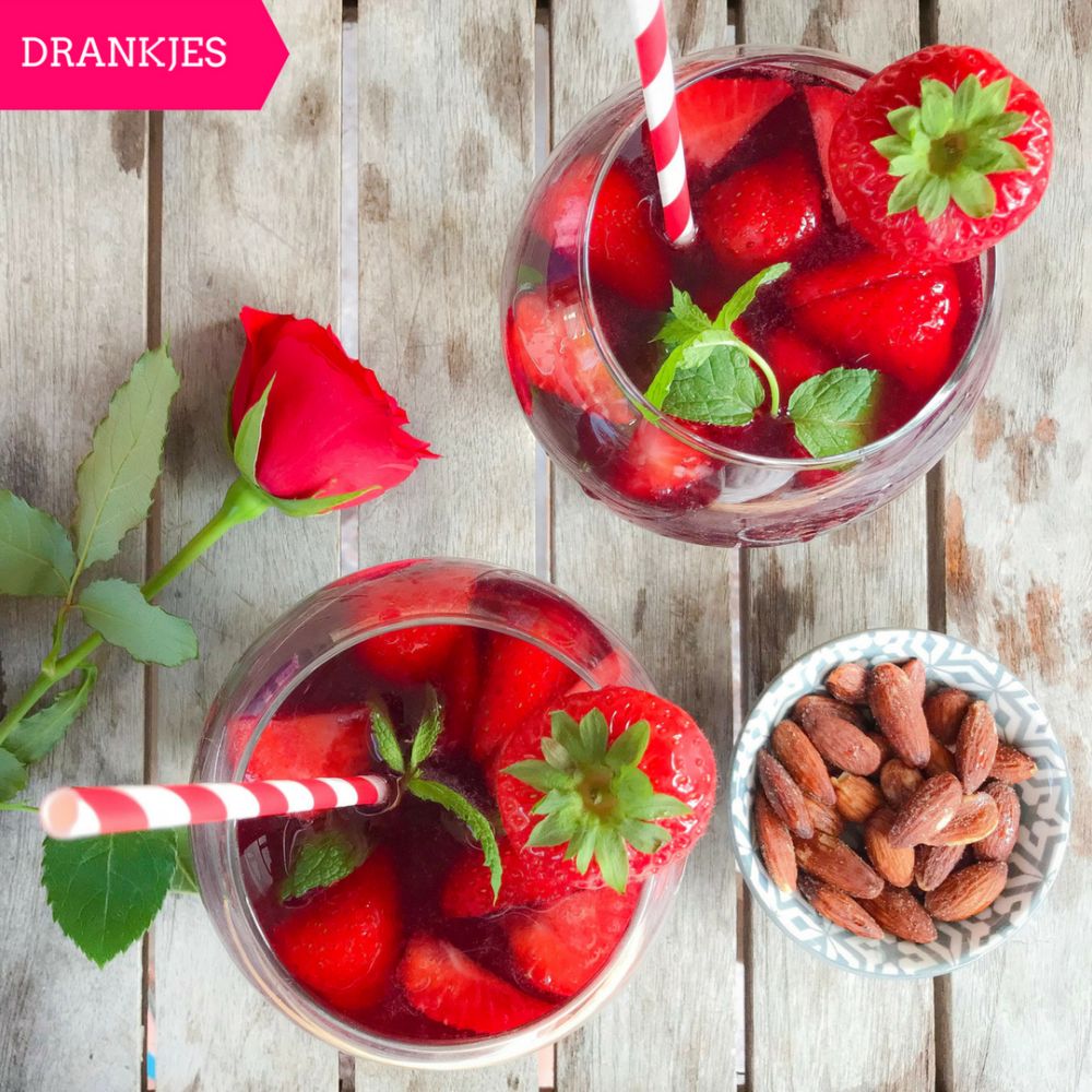 Sangria met aardbeien en granaatappel