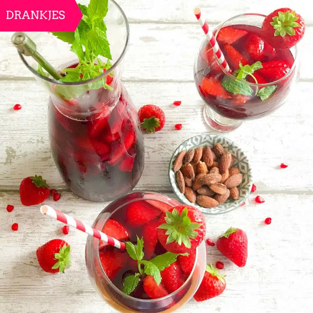 Sangria met aardbeien en granaatappel