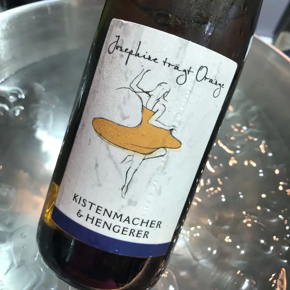 Josephine trägt Orange - Weingut Kistenmacher u Hengerer