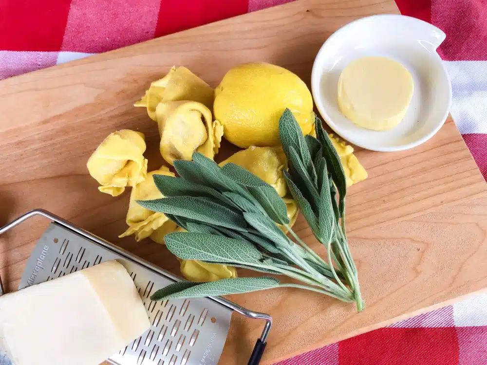 ingrediënten tortelloni met boter en salie