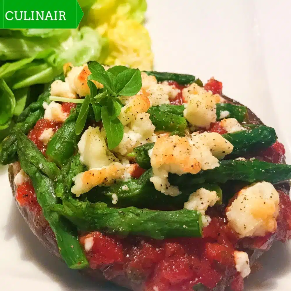 Gevulde portobello met groene asperges marinarasaus en geitenkaas