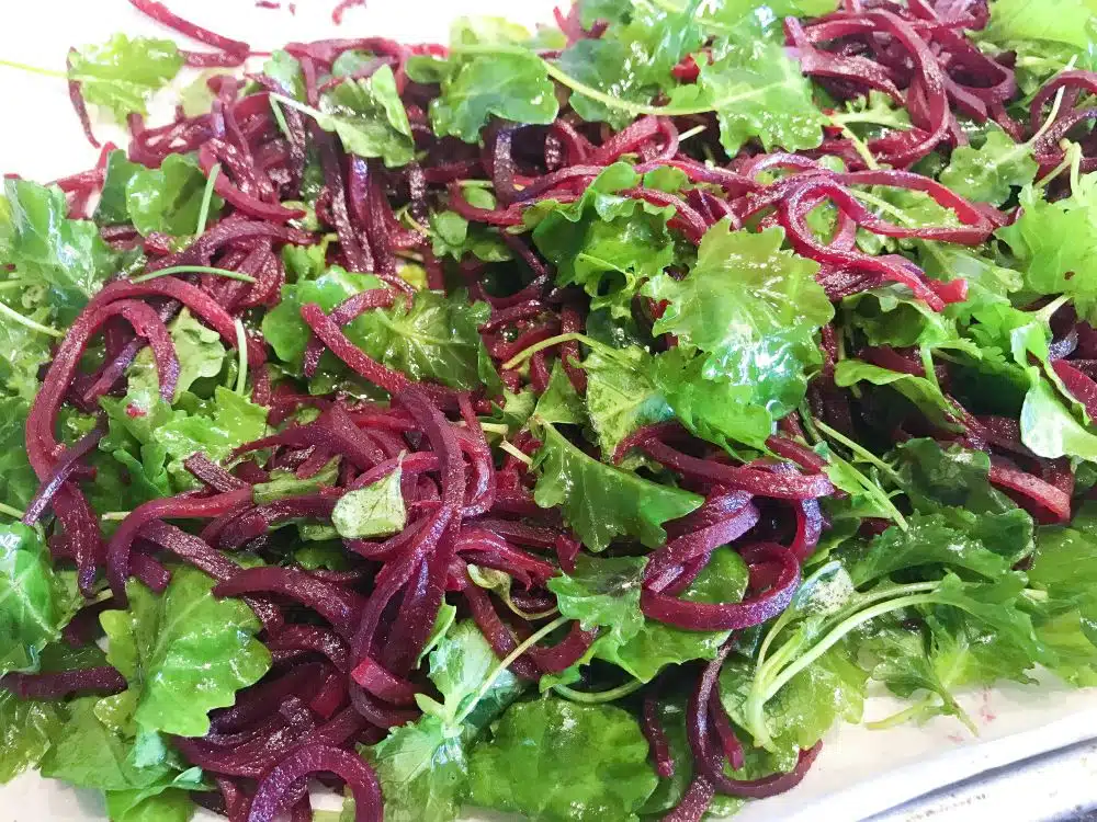 rode bietenspaghetti en curly kale