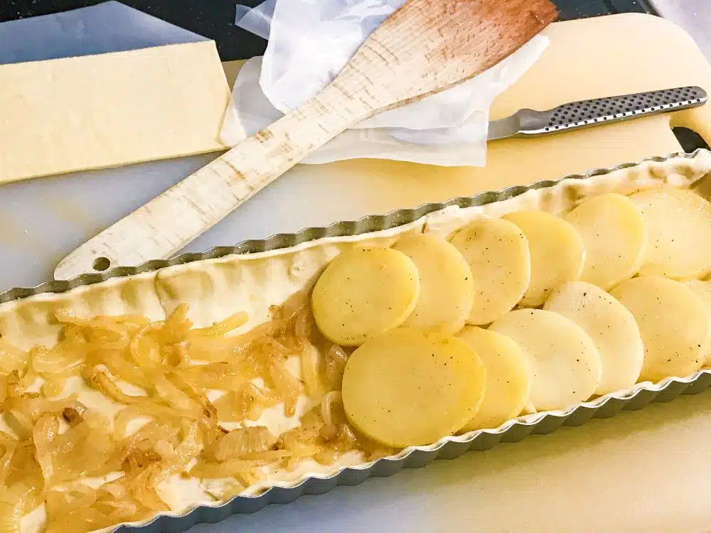 Franse aardappel-uientaart beleggen