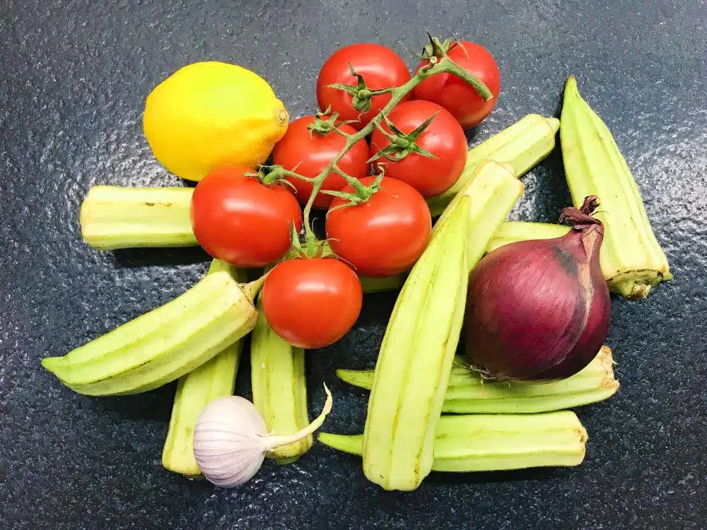 okra met ui knoflook en tomaat okra met ui knoflook en tomaat