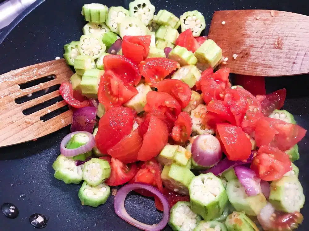 okra wokken met tomaat