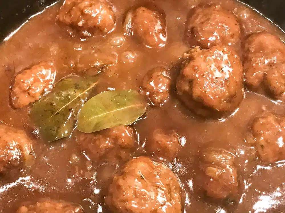 Luikse ballen in uien-rozijnensaus Luikse ballen in uien-rozijnensaus