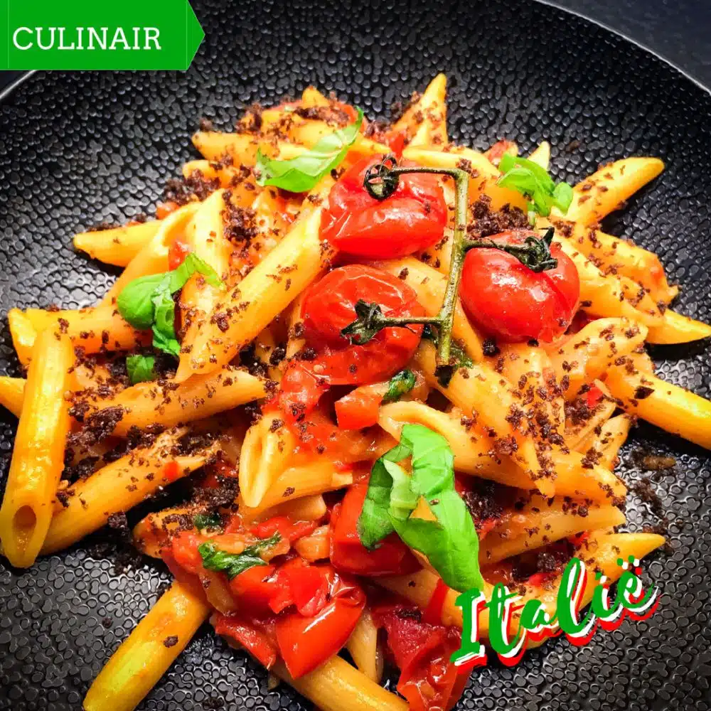 penne met tomaat, paprika, ansjovis en pangrattato