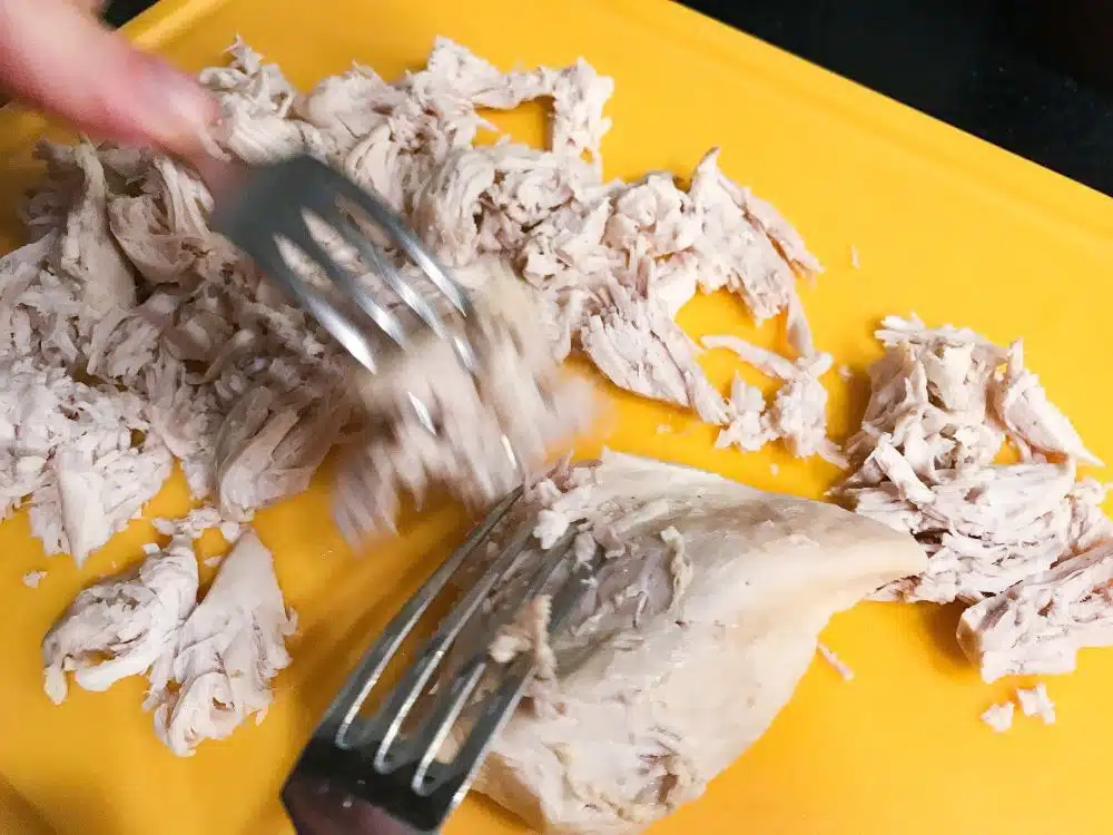 pulled chicken met de vork uit elkaar trekken
