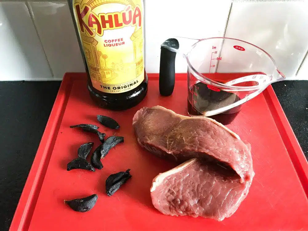 marinade Kahlua en zwarte knoflook voor entrecôte
