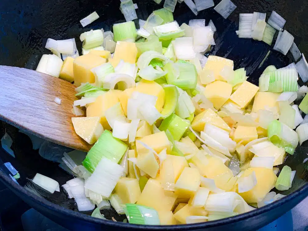 Spaanse aspergesoep binden met aardappel