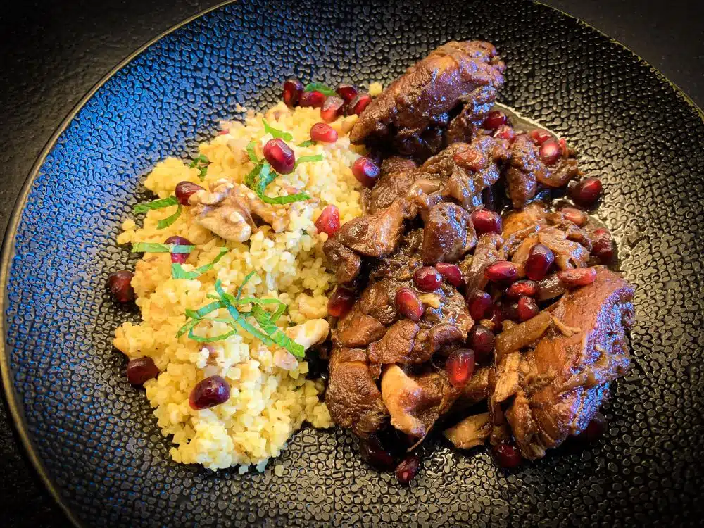 kip met granaatappel en bulghur