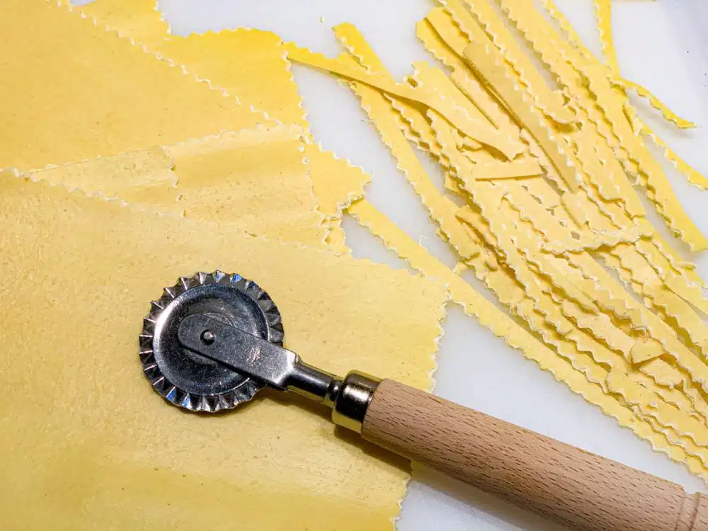 lasagnevellen snijden met kartelwieltje