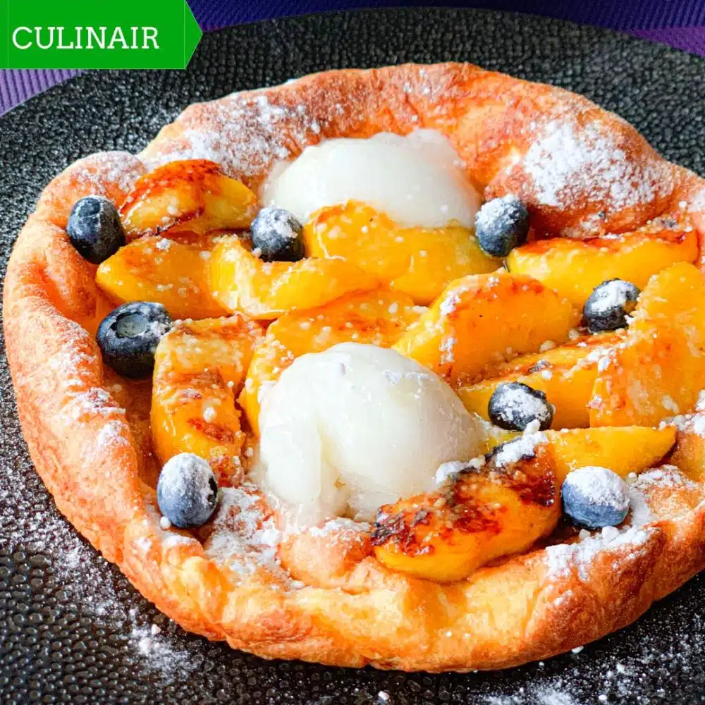 Dutch Baby met perziken en bosbessen