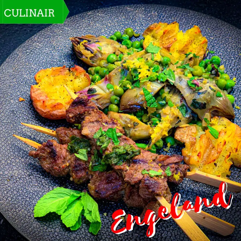Lamsspiesjes met muntsaus – salade artisjokken en doperwten met munt en citroen - crispy smashed potatoes