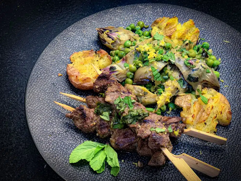lam met knapperige krieltjes en artisjokken-doperwten salade