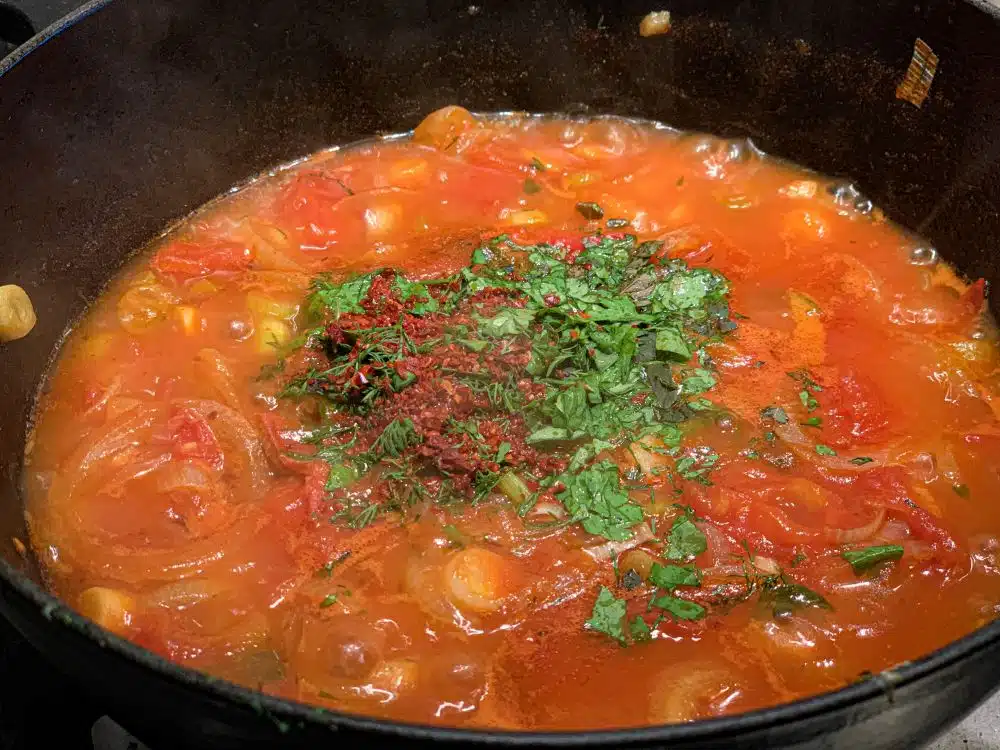tomaten-uienesaus voor psari plaki