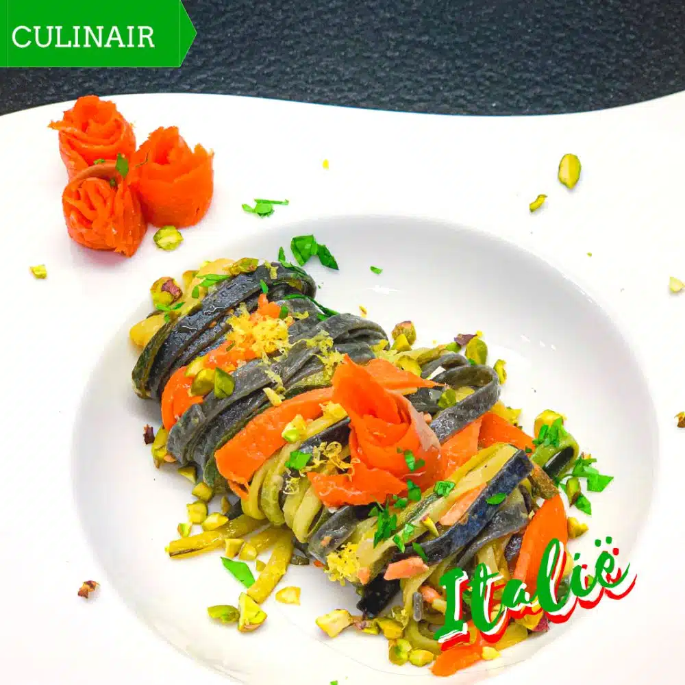 zwarte pasta met zalm courgette en pistachenootjes