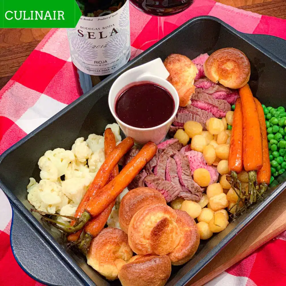 Yorkshire Pudding met Sunday Roast en rode wijnsaus