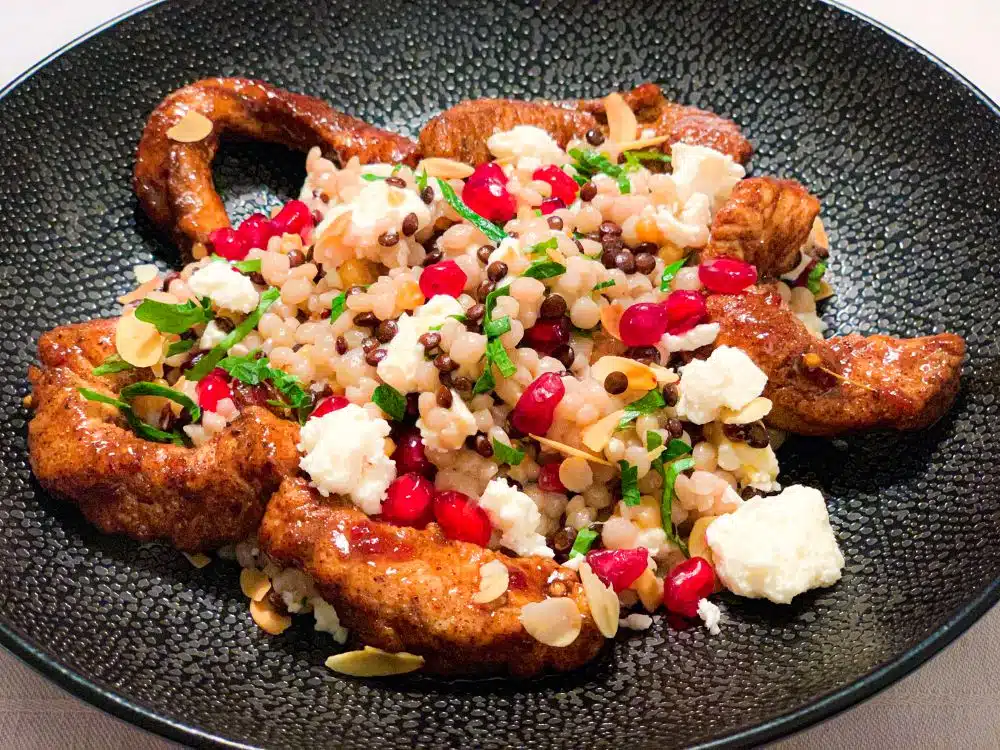 Kalkoen met lauwwarme parelcouscous-linzensalade