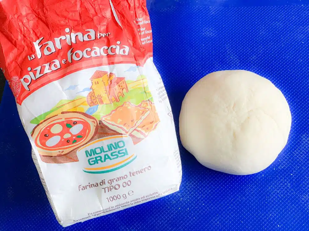 Napolitaanse pizzadeeg maken