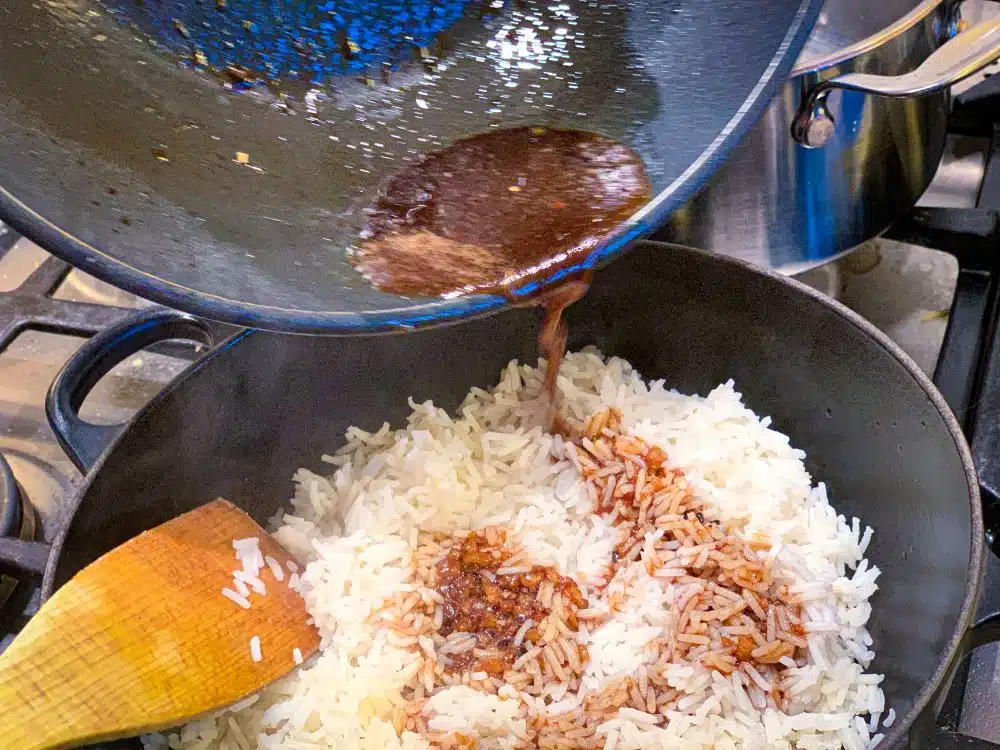 Giet de kruidige bouillon over de rijst Giet de kruidige bouillon over de rijst