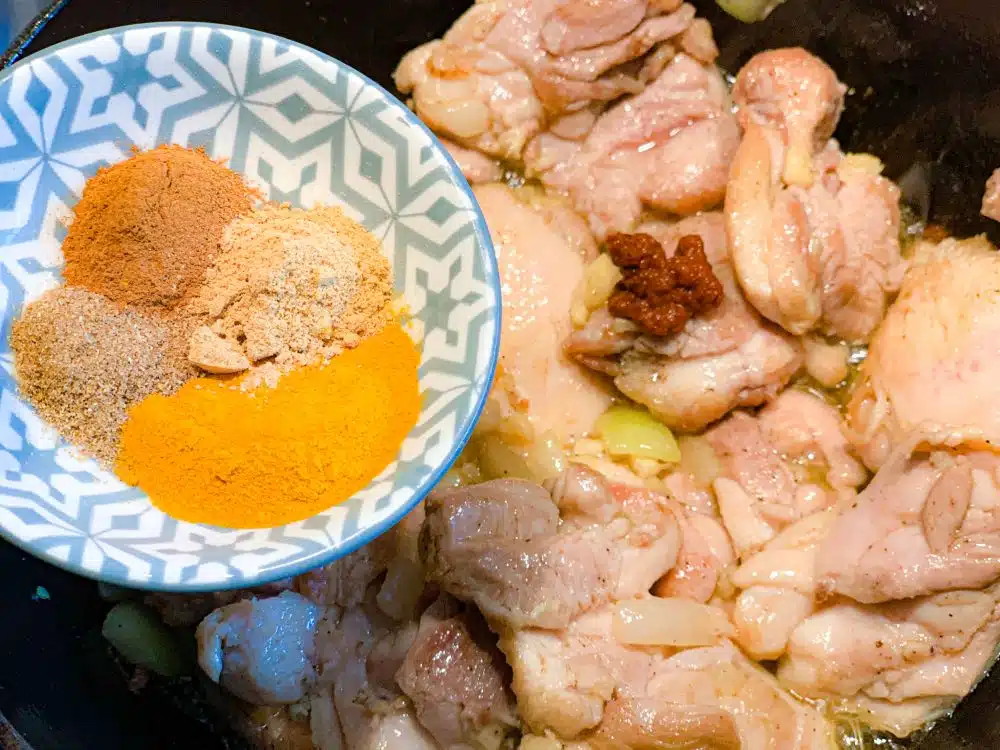 kip met specerijen en harissa
