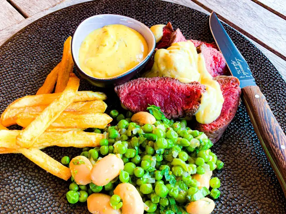 lauwwarme salade met doperwtjes en witte bonen met steak frites en béarnaisesaus