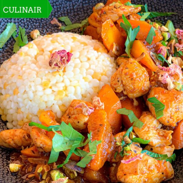 Parelcouscous met kip, wortel, abrikozen en rozenharissa Vinissima