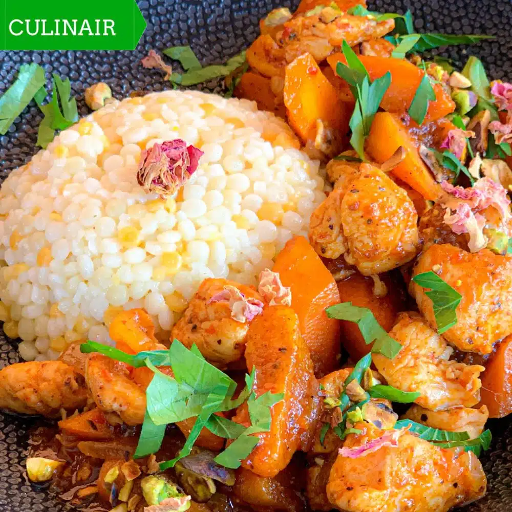 parelcouscous met kip wortel abrikozen en rozenharissa