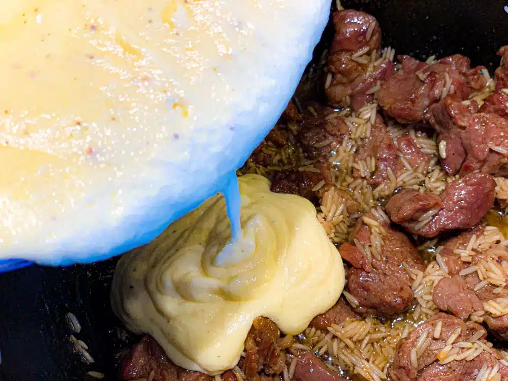 yoghurt-eimengsel bij lam en rijst
