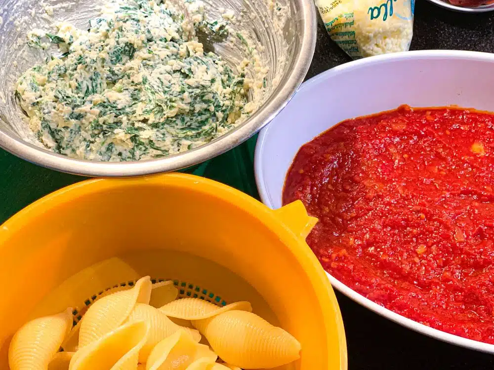 conchiglioni met ricotta-spinazie en tomatensaus