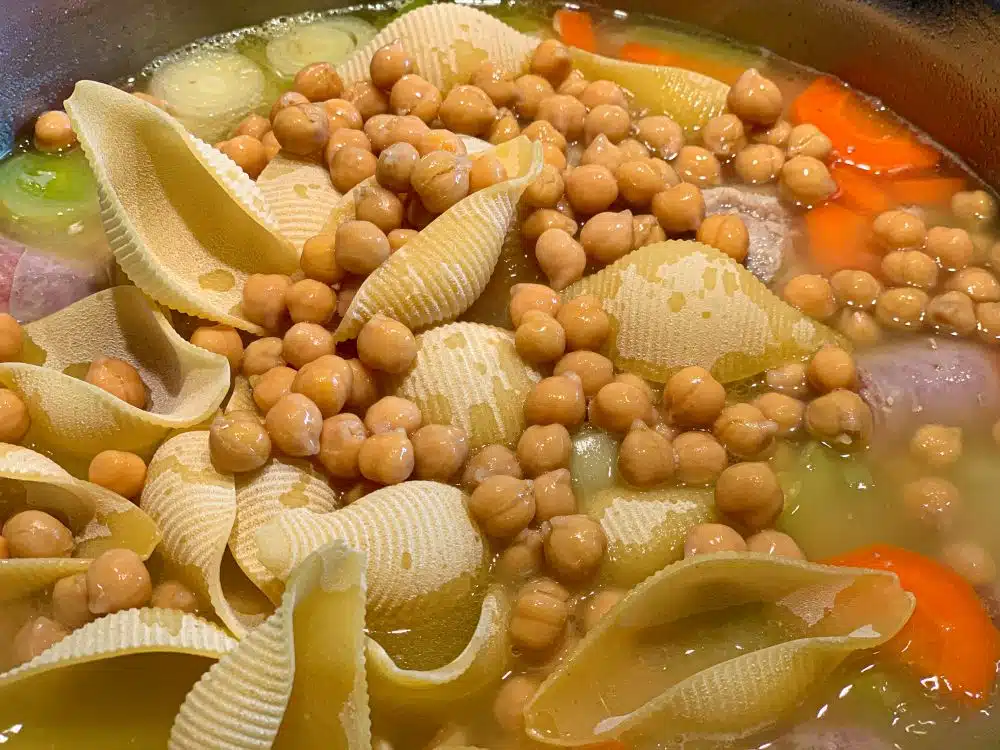 escudella - pasta en kikkererwten toevoegen