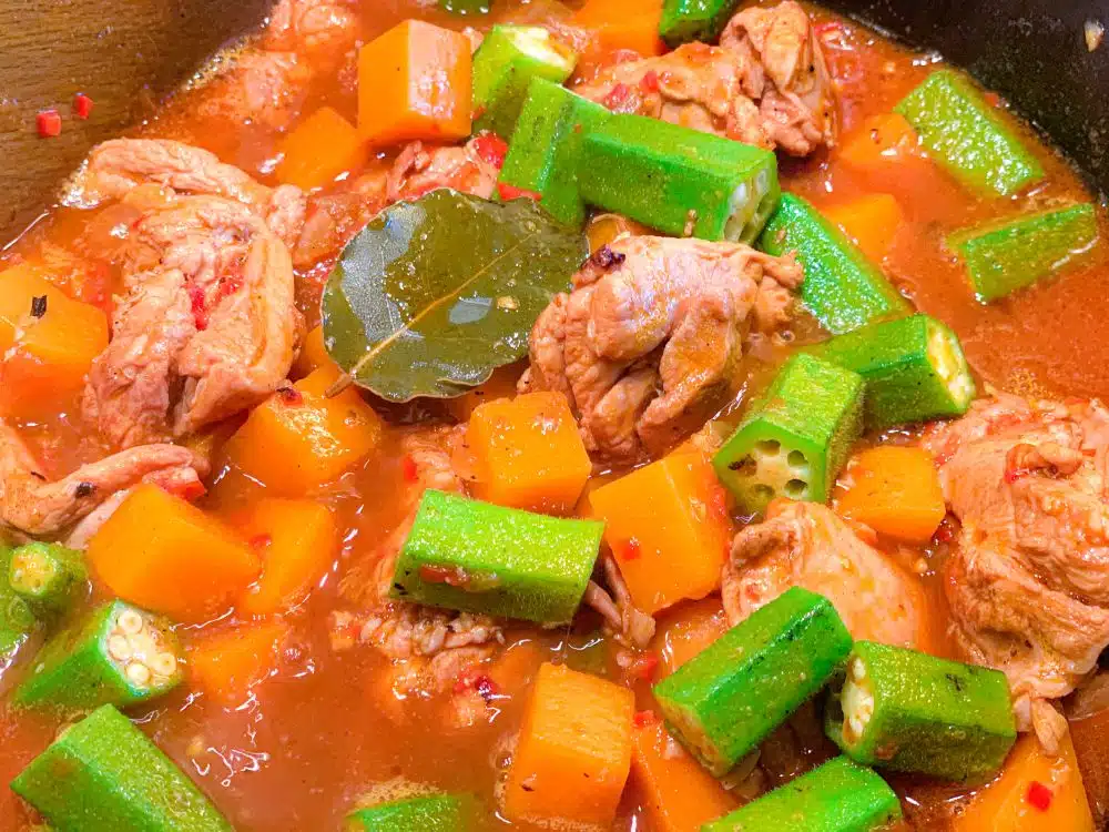 muamba de galinha met kip okra en pompoen