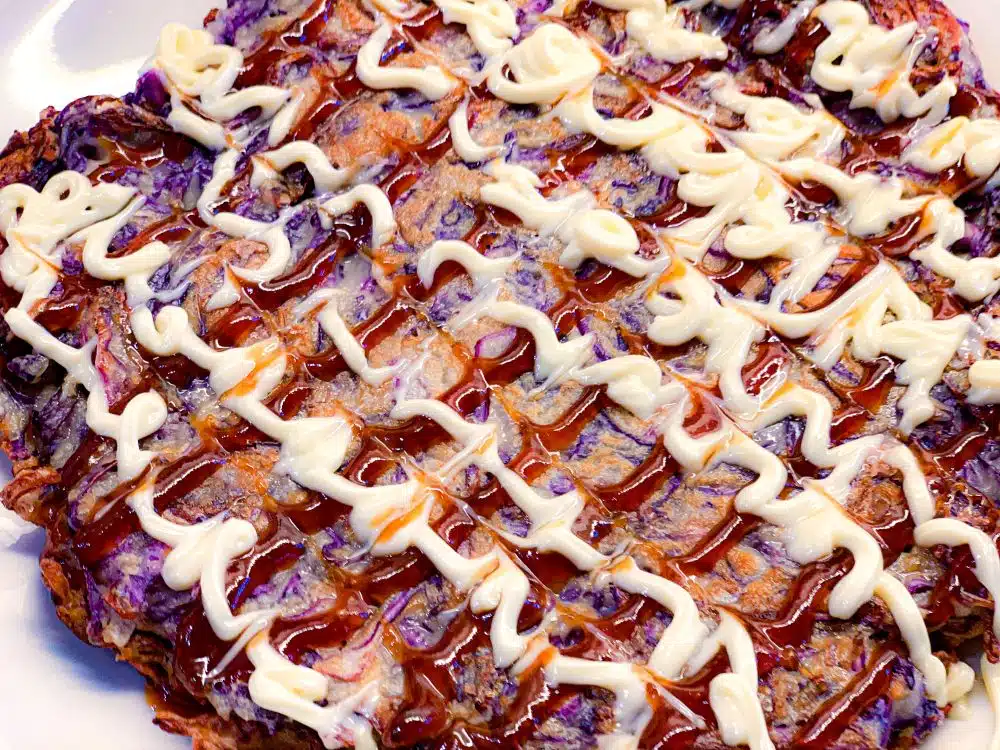 okonomiyaki met okonomiyaki-saus en mayonaise