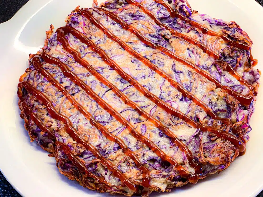 okonomiyaki met okonomiyaki-saus