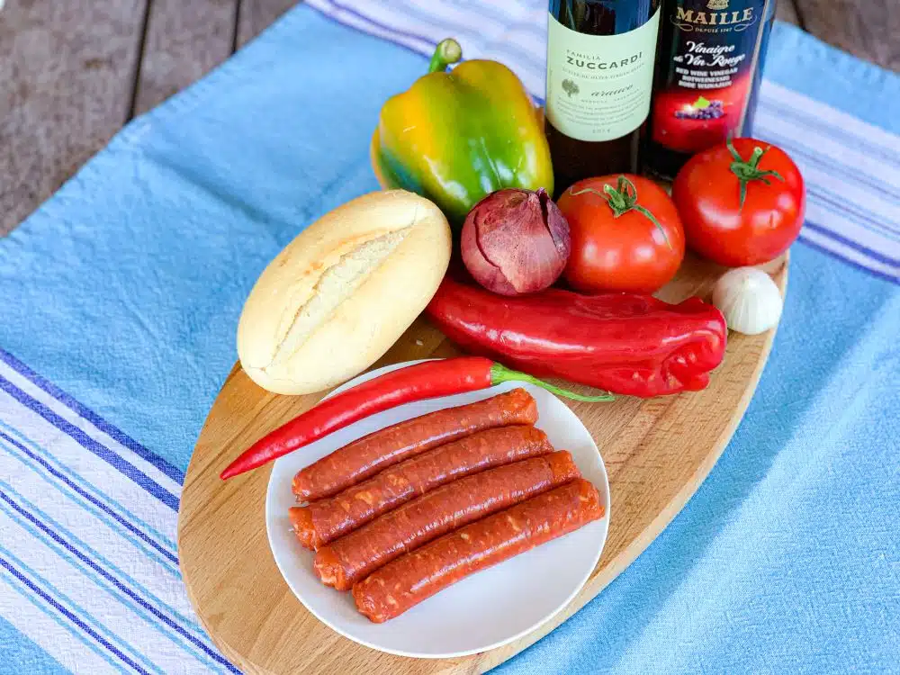 ingrediënten Argentijnse choripán en salsa criolla