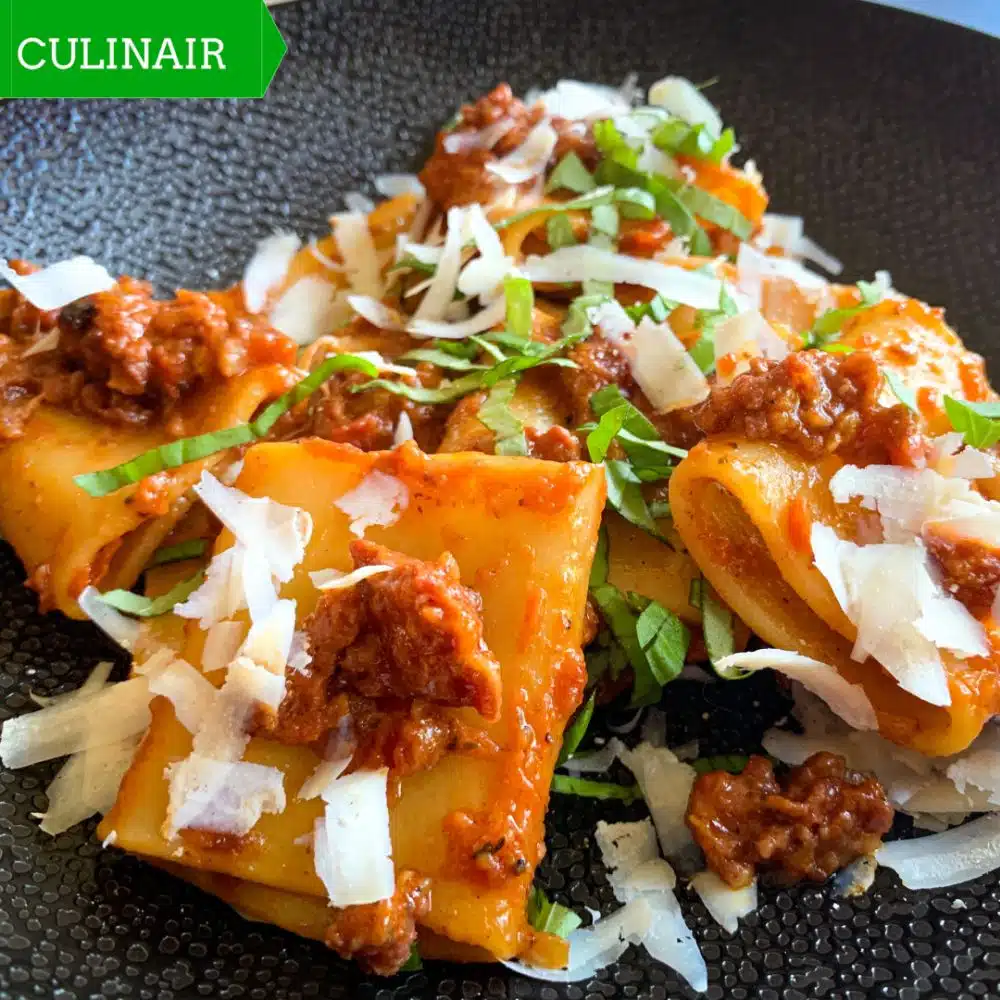 paccheri met pikante worst en tomaat