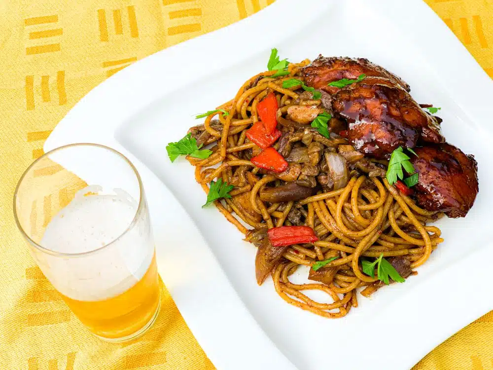 Surinaamse bami en ketjapkip Surinaamse bami en ketjapkip