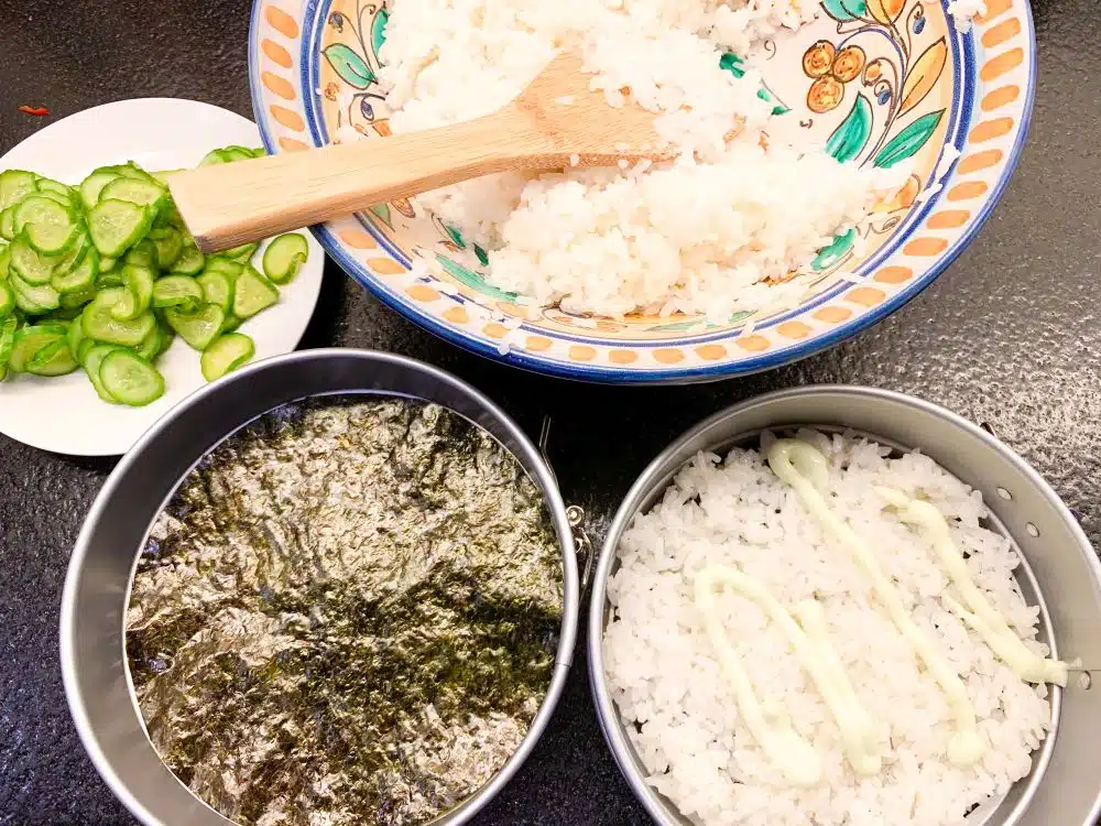 sushirijst en zoetzure komkommer sushirijst en zoetzure komkommer