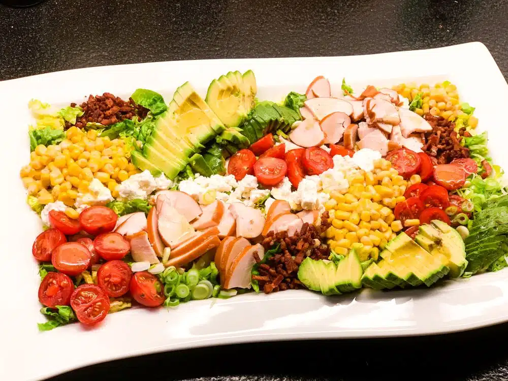 Kleurrijke COBB-salade met dressing
