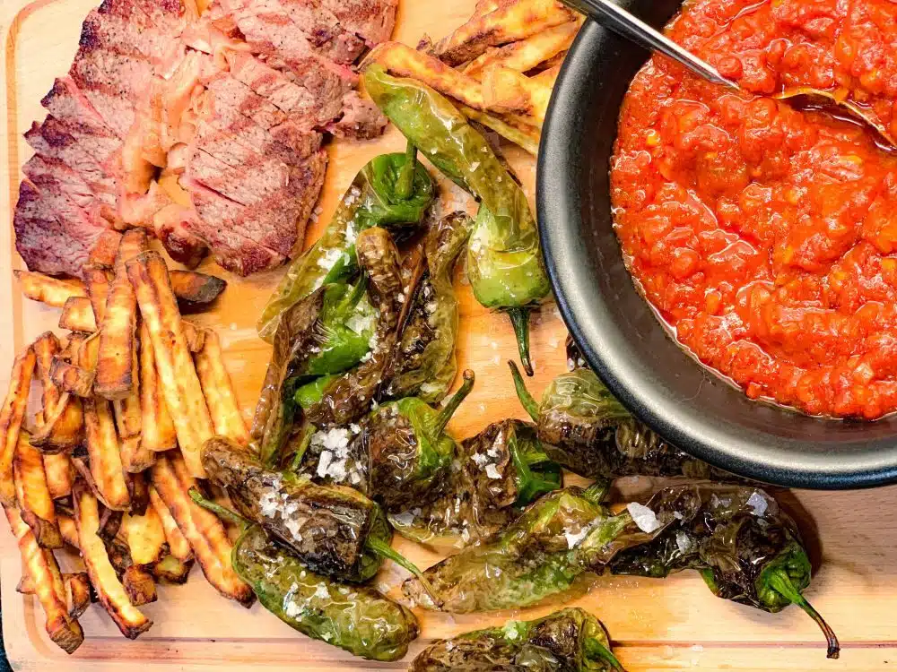 zoete aardappel frietjes – pimientos de Padrón – salsa brava zoete aardappel frietjes - pimientos de Padrón - salsa brava